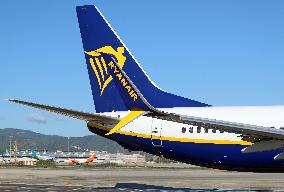 Barcelona airport aircraft on the runway