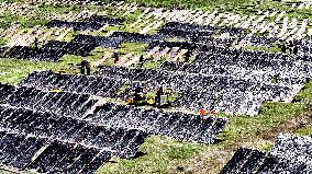 Farmers Dry Laver in Fuzhou