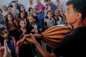 Musicians And Volunteers Perform Classroom - Gaza