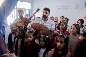 Musicians And Volunteers Perform Classroom - Gaza