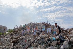 Musicians And Volunteers Perform Classroom - Gaza