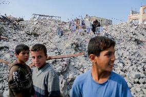 Musicians And Volunteers Perform Classroom - Gaza