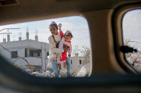 Musicians And Volunteers Perform Classroom - Gaza