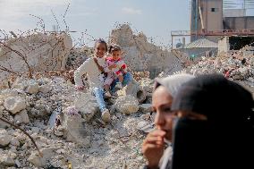 Musicians And Volunteers Perform Classroom - Gaza