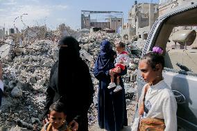 Musicians And Volunteers Perform Classroom - Gaza