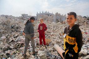 Musicians And Volunteers Perform Classroom - Gaza