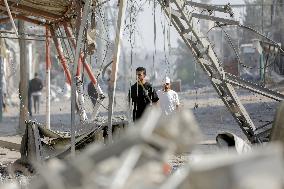 Displaced Palestinians Flee Bombings - Gaza