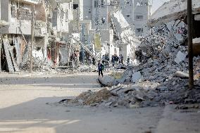 Displaced Palestinians Flee Bombings - Gaza