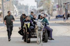 Displaced Palestinians Flee Bombings - Gaza