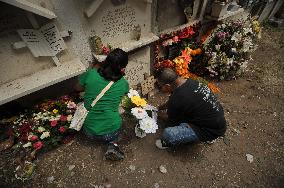 Day Of The Dead Graves Decorations