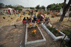 Day Of The Dead Graves Decorations