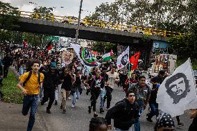 Students Demosntrate Against Defunding in Medellin