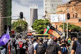 Students Demosntrate Against Defunding in Medellin