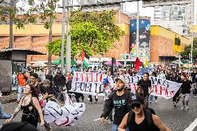 Students Demosntrate Against Defunding in Medellin