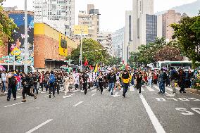 Students Demosntrate Against Defunding in Medellin