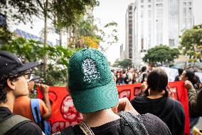 Students Demosntrate Against Defunding in Medellin