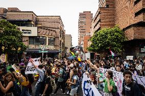 Students Demosntrate Against Defunding in Medellin