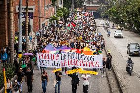 Students Demosntrate Against Defunding in Medellin