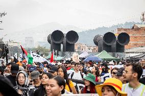 Students Demosntrate Against Defunding in Medellin