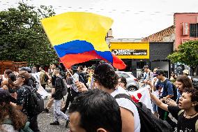 Students Demosntrate Against Defunding in Medellin