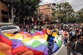 Students Demosntrate Against Defunding in Medellin