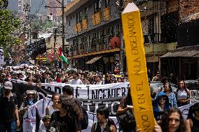 Students Demosntrate Against Defunding in Medellin