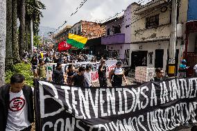 Students Demosntrate Against Defunding in Medellin