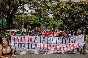 Students Demosntrate Against Defunding in Medellin