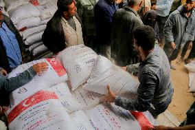 Palestinians Collect Flour - Gaza