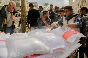 Palestinians Collect Flour - Gaza