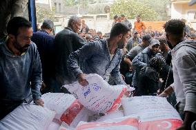 Palestinians Collect Flour - Gaza