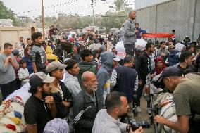 Palestinians Collect Flour - Gaza