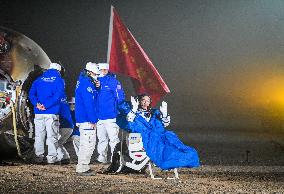 Chinese Space Crew Return To Earth