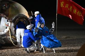 Chinese Space Crew Return To Earth