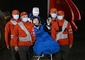 Chinese Space Crew Return To Earth