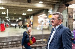 Catherine Vautrin And Francois Durovray Visit Montparnasse Station - Paris