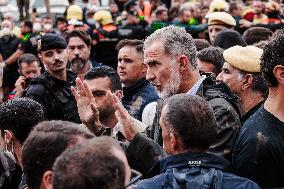 King And Queen Of Spain Pelted With Mud On Visit To Flooded Town