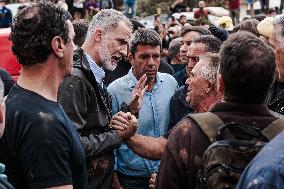 King And Queen Of Spain Pelted With Mud On Visit To Flooded Town