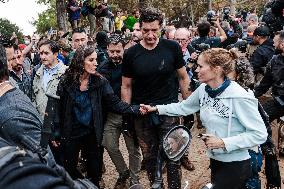 King And Queen Of Spain Pelted With Mud On Visit To Flooded Town