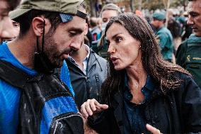 King And Queen Of Spain Pelted With Mud On Visit To Flooded Town