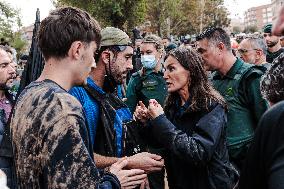 King And Queen Of Spain Pelted With Mud On Visit To Flooded Town