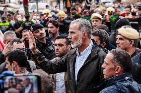 King And Queen Of Spain Pelted With Mud On Visit To Flooded Town