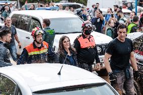 King And Queen Of Spain Pelted With Mud On Visit To Flooded Town