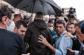 King And Queen Of Spain Pelted With Mud On Visit To Flooded Town