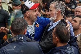 King And Queen Of Spain Pelted With Mud On Visit To Flooded Town