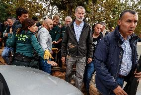 King And Queen Of Spain Pelted With Mud On Visit To Flooded Town