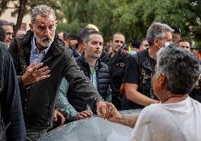 King And Queen Of Spain Pelted With Mud On Visit To Flooded Town