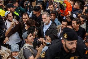 King And Queen Of Spain Pelted With Mud On Visit To Flooded Town