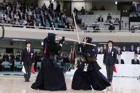 Women compete in kendo at Japan's martial arts Mecca for 1st time