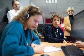 Agnes Canayer visits the National Helpline for Children at Risk offices - Paris